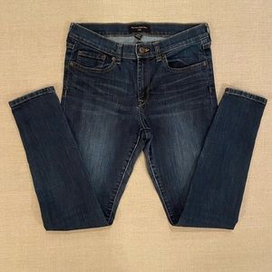 Banana Republic Women’s Skinny Jeans. Size 28/6 color dark blue denim